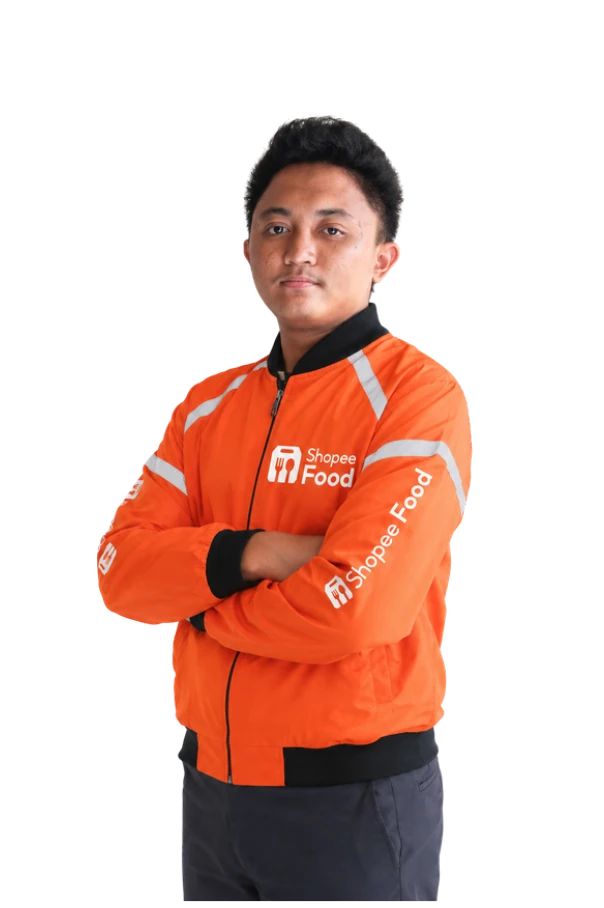 Vaickal mengenakan jaket ShopeeFood berwarna oranye